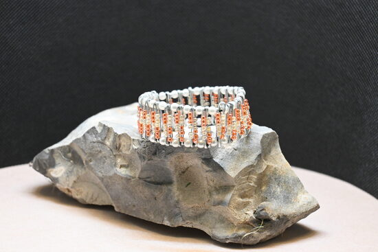 Säkerhetsnåls armband Orange/vit