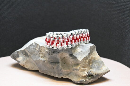Säkerhetsnåls armband Röd/vit